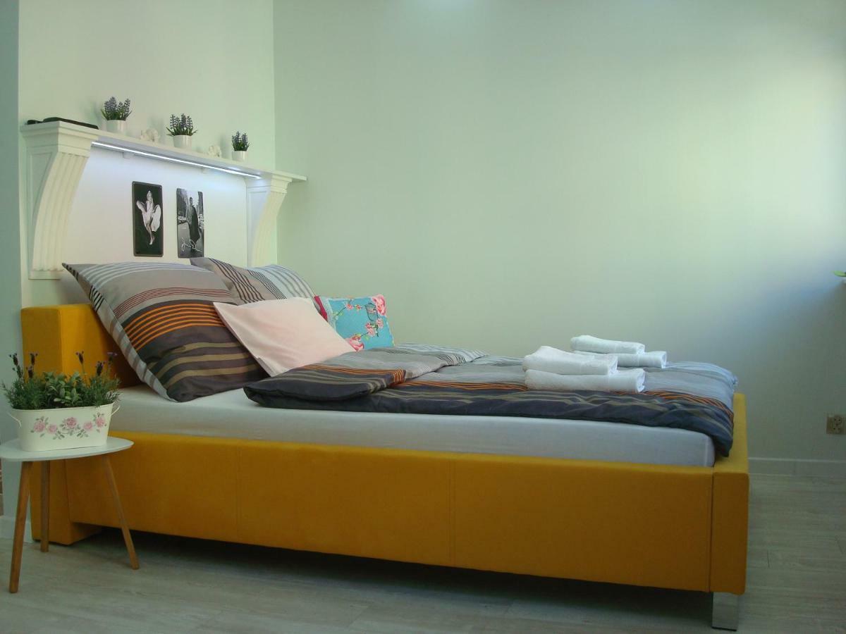 Apartament Stare Miasto Boleslawiec Apartment โบเลสวาเวียส ภายนอก รูปภาพ